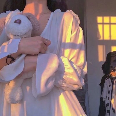 戴脚镣的女孩